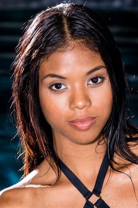 Nia Nacci .